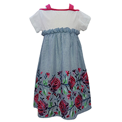 Scarabeo   παιδικό φόρεμα με κέντημα στον ποδόγυρο .